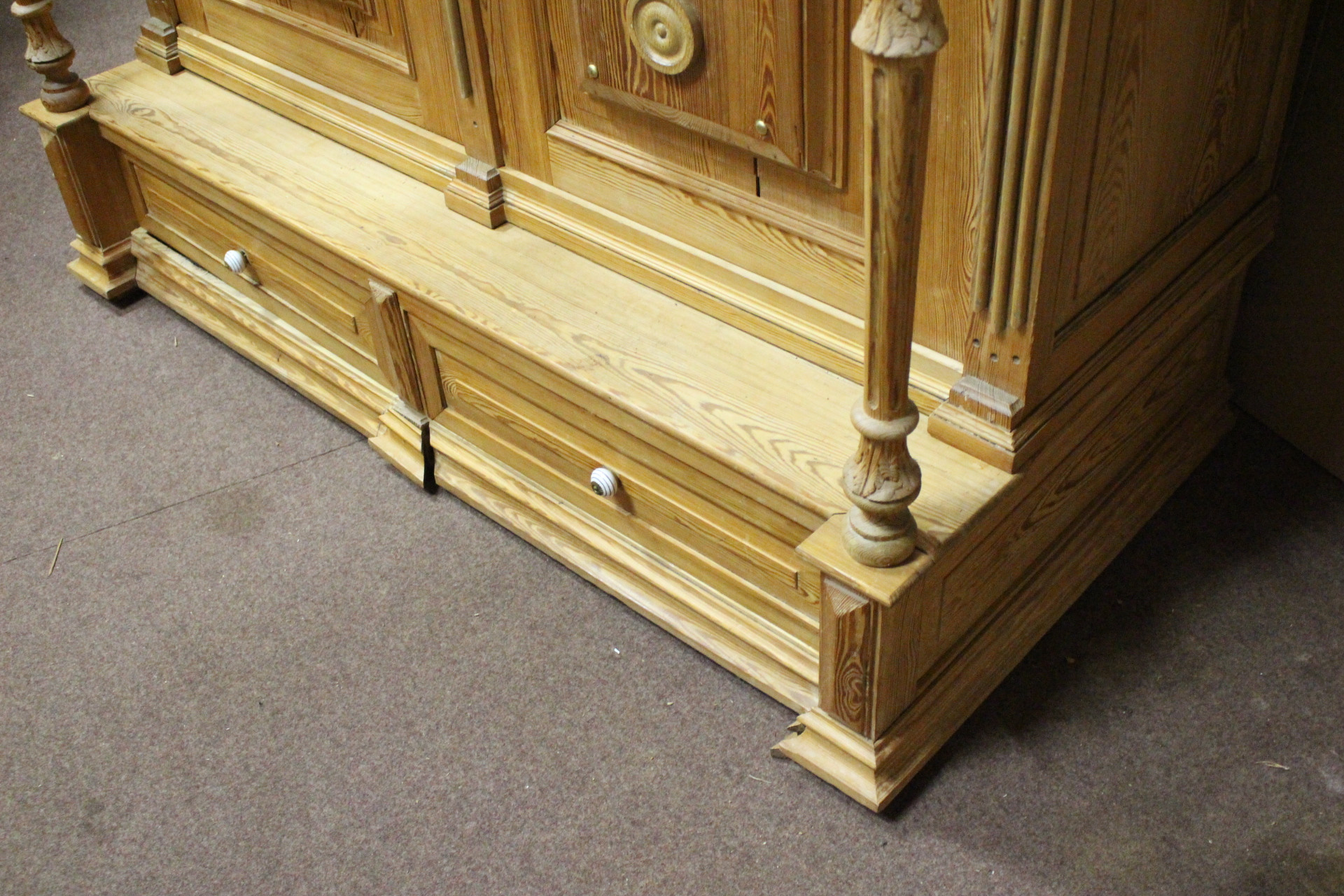 Großer Hallenschrank in Kiefer zweitürig mit Schubladen (Art.-Nr. 04799)