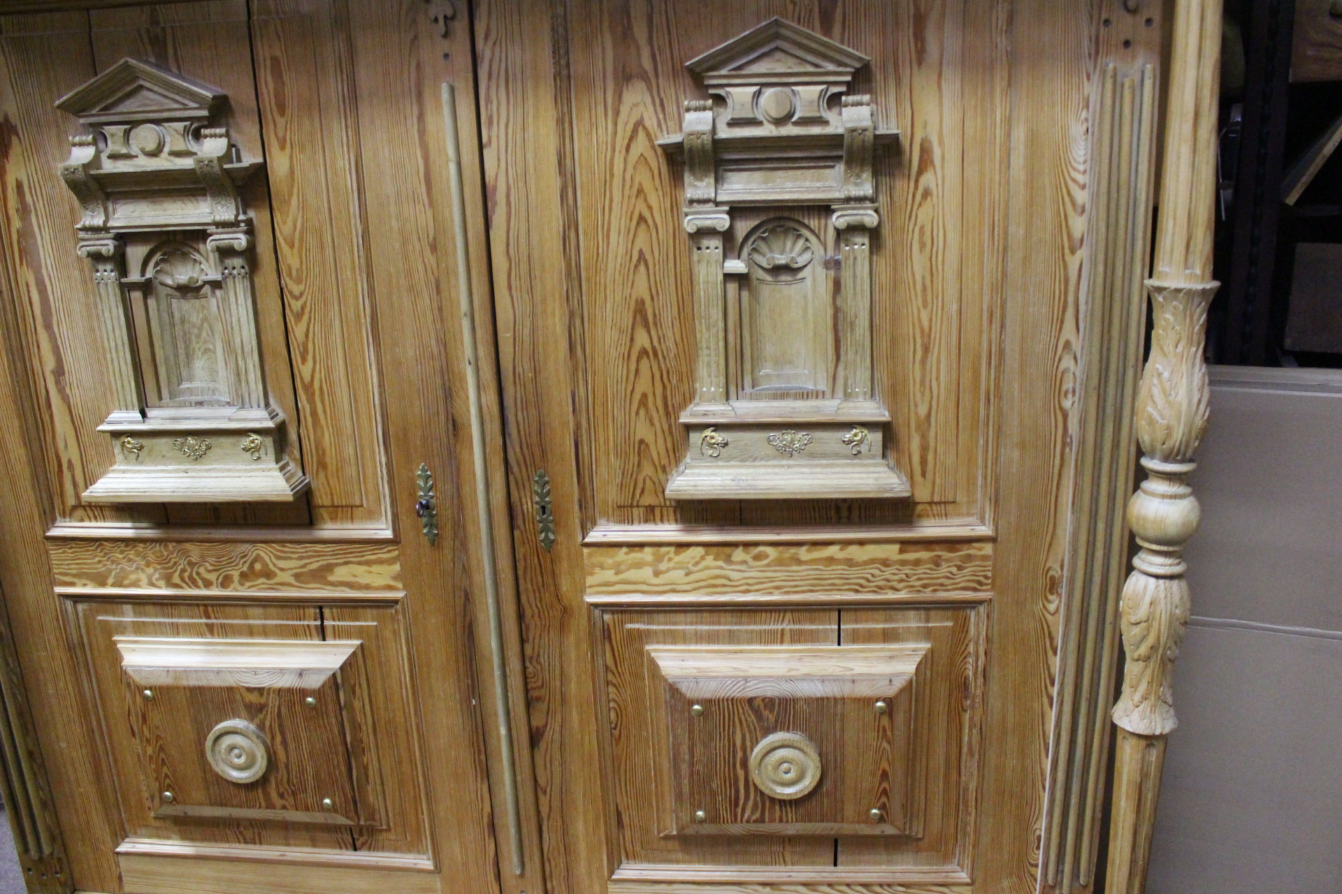 Großer Hallenschrank in Kiefer zweitürig mit Schubladen (Art.-Nr. 04799)