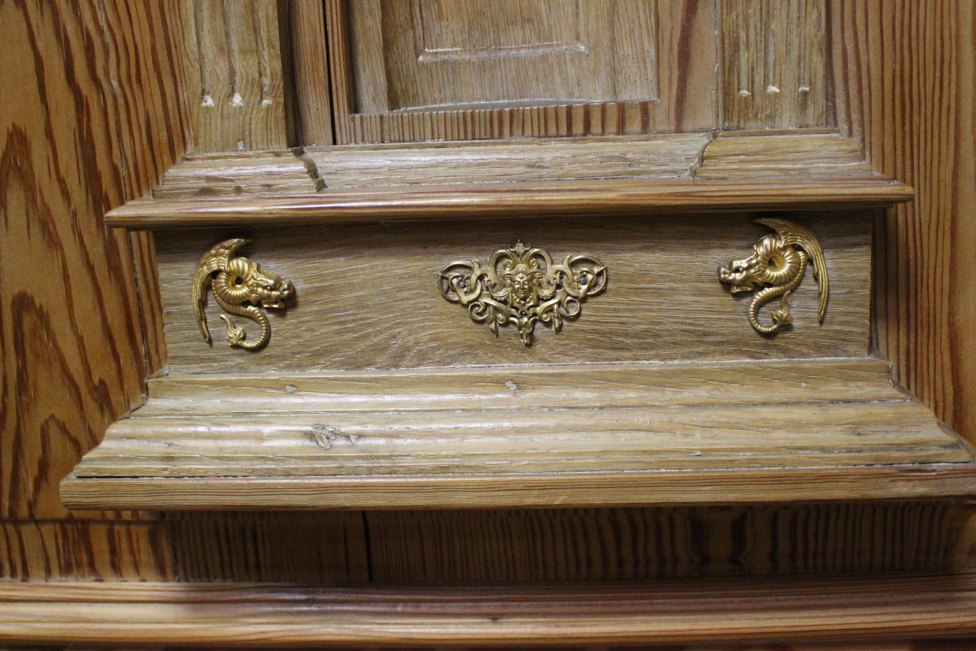 Großer Hallenschrank in Kiefer zweitürig mit Schubladen (Art.-Nr. 04799)