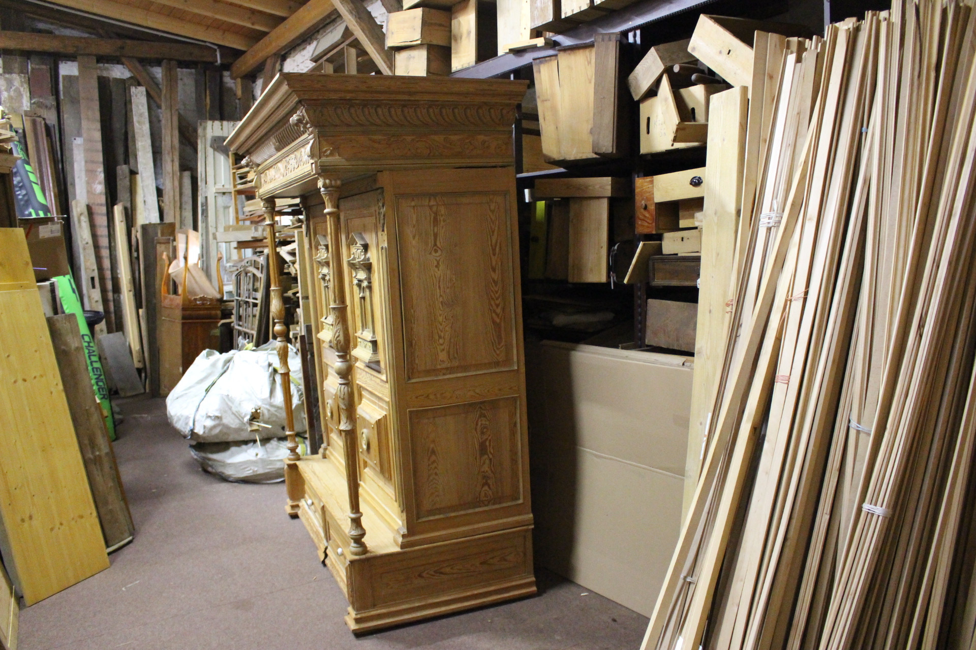 Großer Hallenschrank in Kiefer zweitürig mit Schubladen (Art.-Nr. 04799)