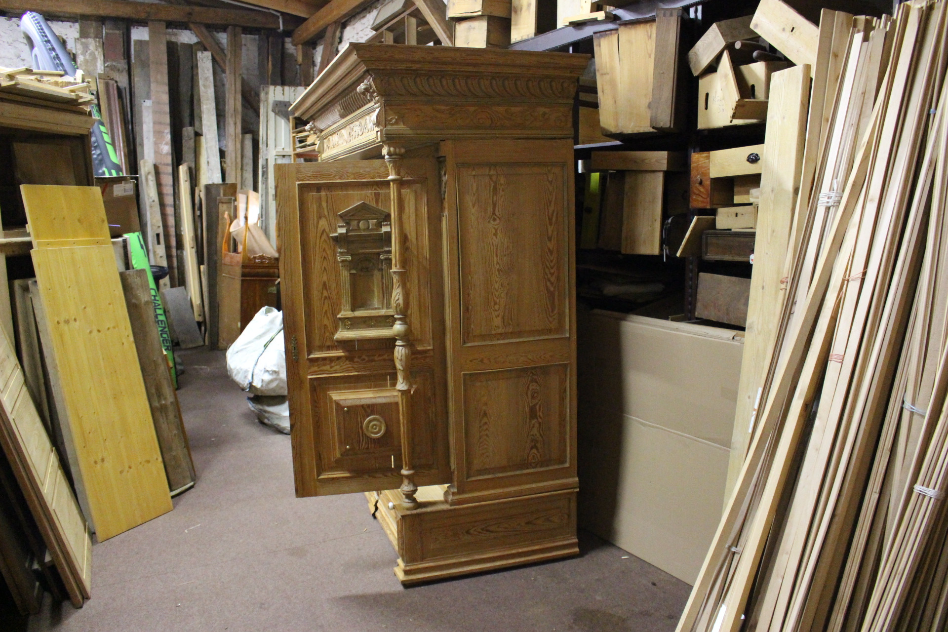 Großer Hallenschrank in Kiefer zweitürig mit Schubladen (Art.-Nr. 04799)