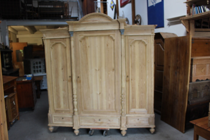 Großer Kleiderschrank Gründerzeit Breite230cm (Art.-Nr.: 05267)