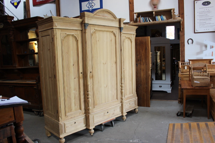 Großer Kleiderschrank Gründerzeit Breite230cm (Art.-Nr. 05267)
