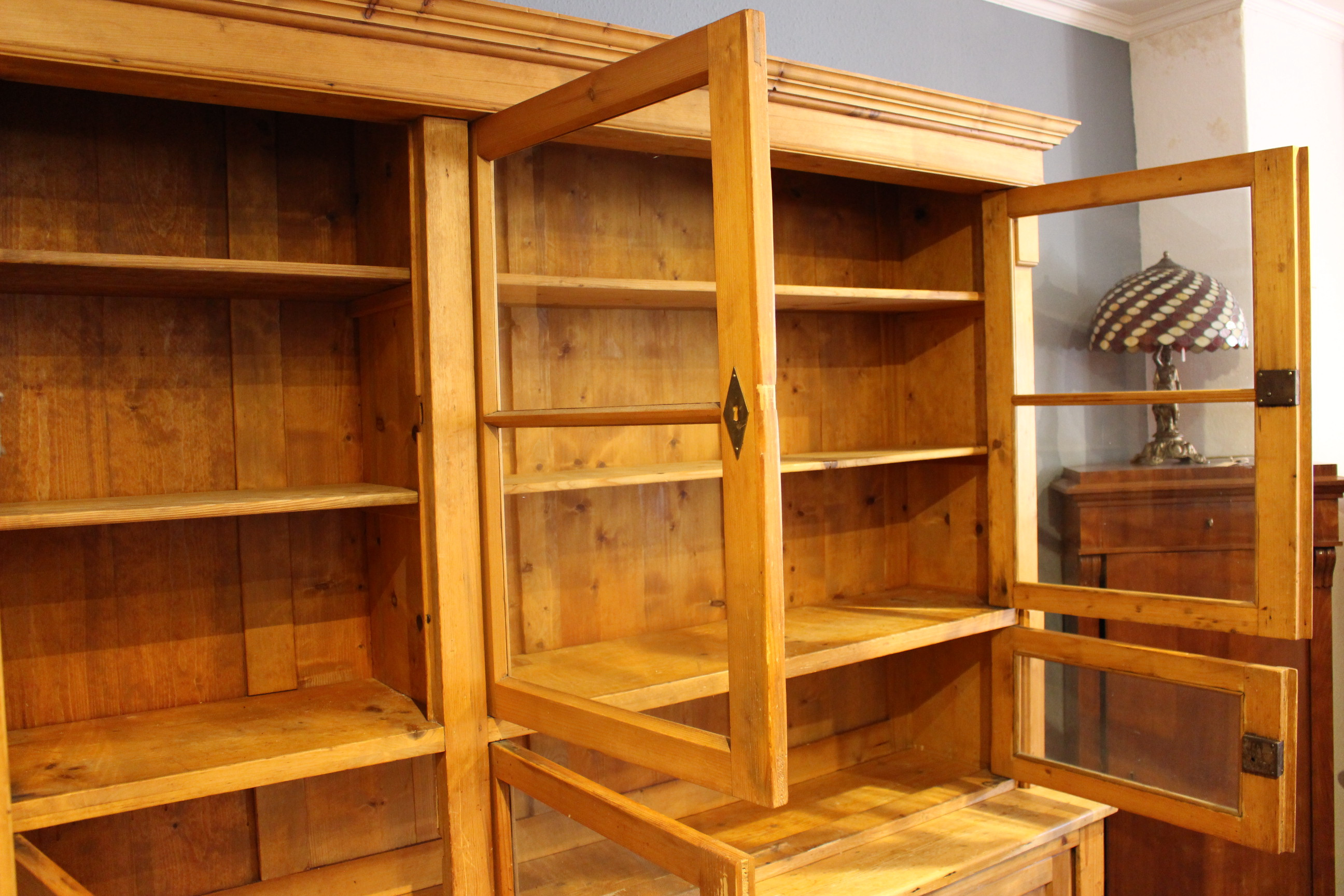 Großer Küchenschrank mit Schiebetüren, auch als Verkaufstresen, Gründerzeit (Art.-Nr. 03834)