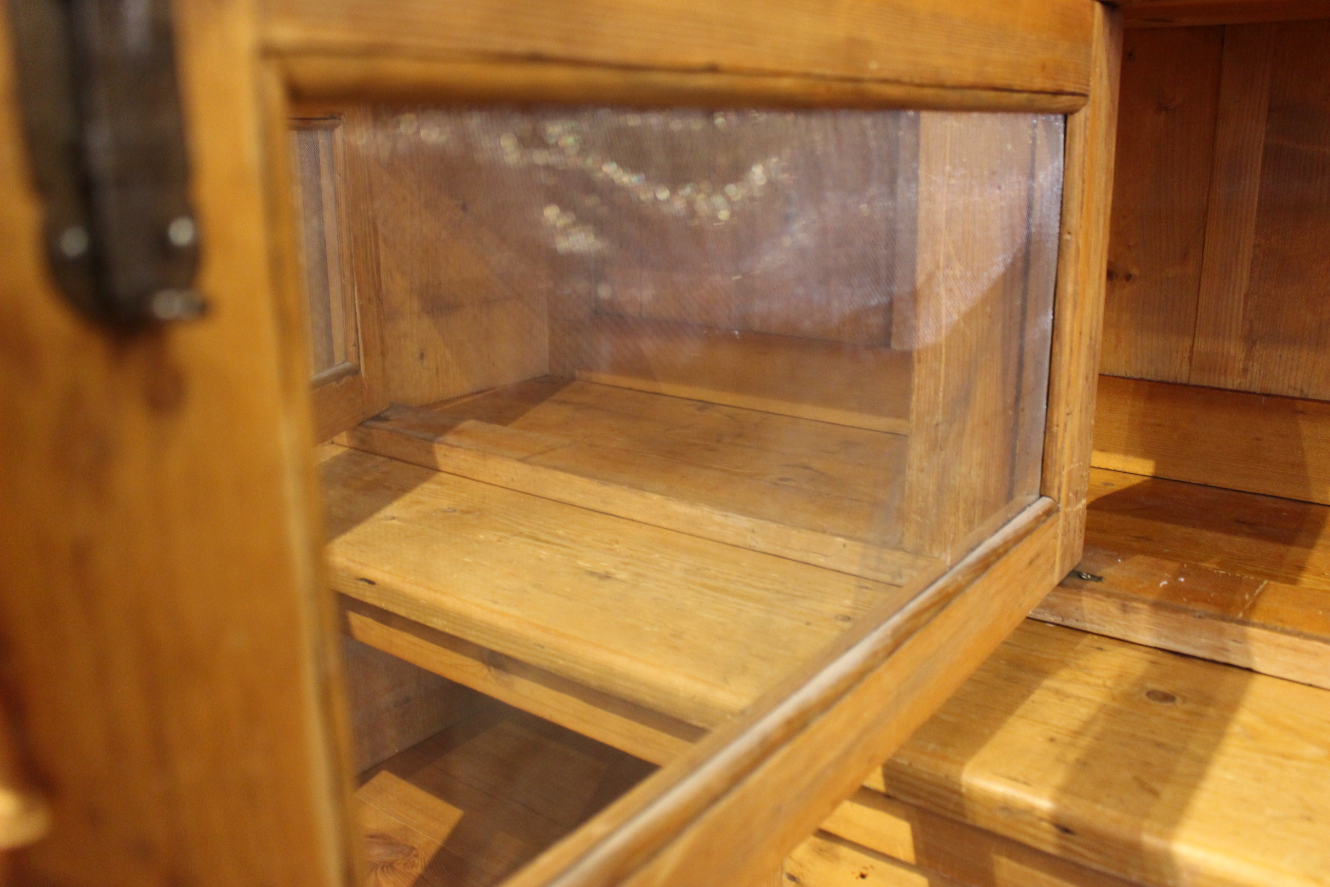 Großer Küchenschrank mit Schiebetüren, auch als Verkaufstresen, Gründerzeit (Art.-Nr. 03834)