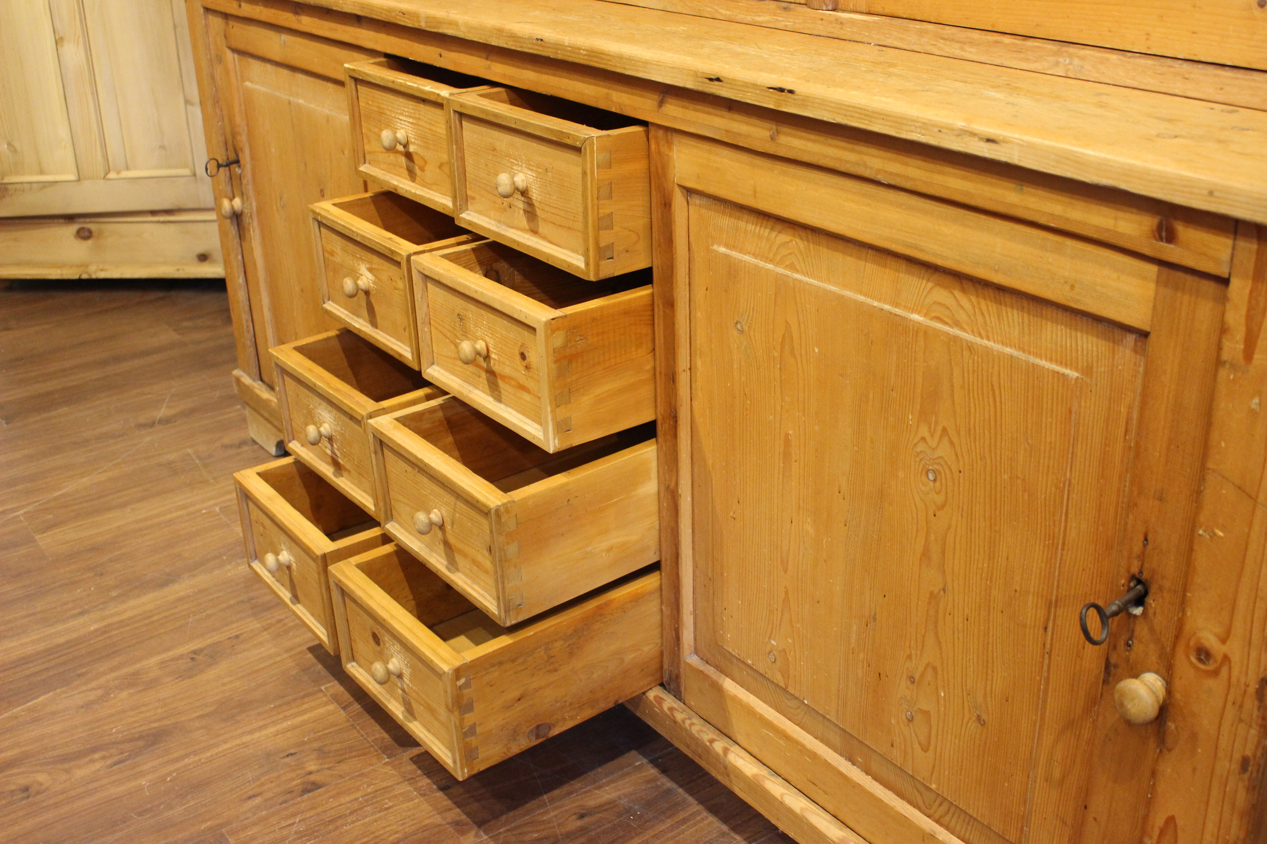 Großer Küchenschrank mit Schiebetüren, auch als Verkaufstresen, Gründerzeit (Art.-Nr. 03834)