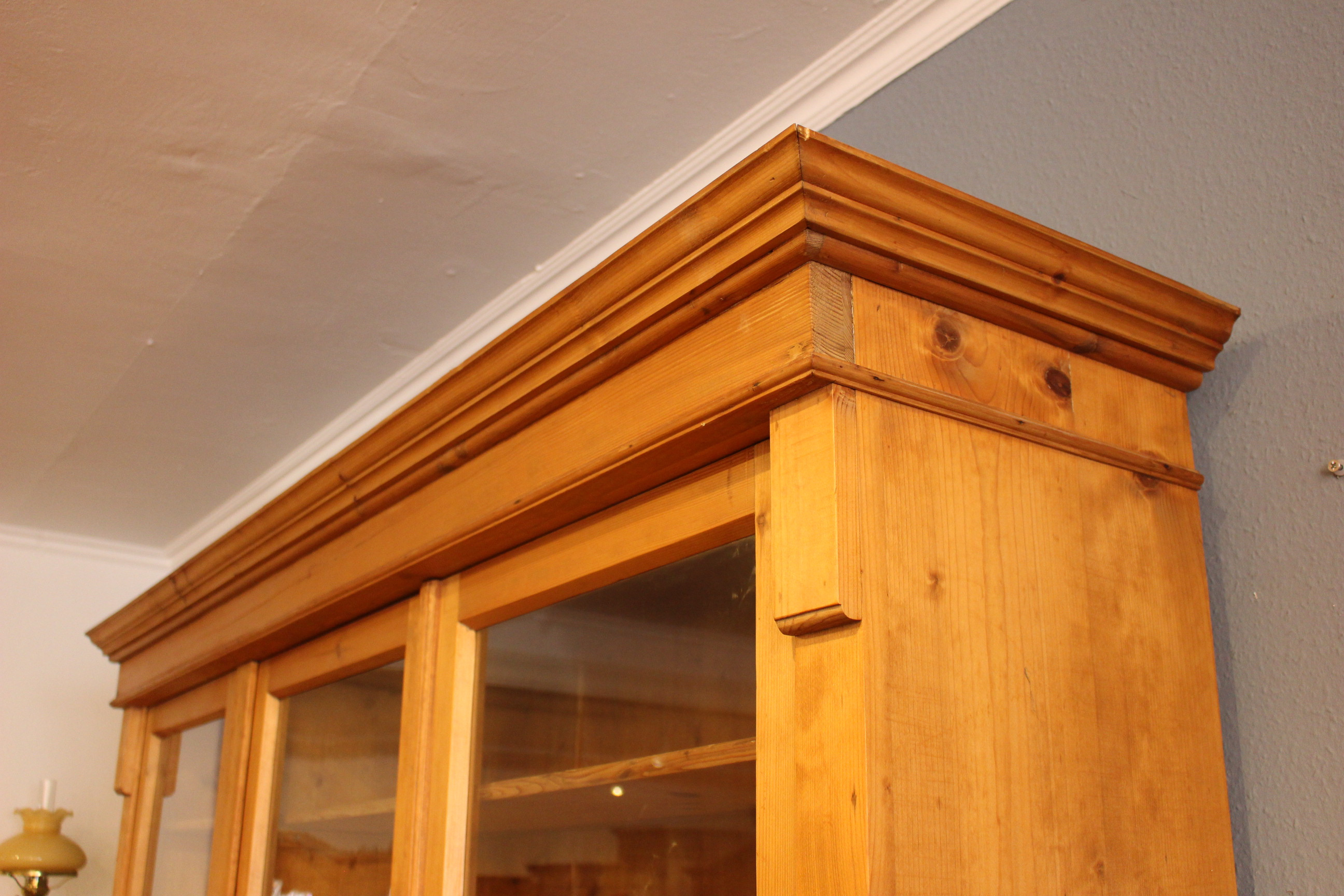 Großer Küchenschrank mit Schiebetüren, auch als Verkaufstresen, Gründerzeit (Art.-Nr. 03834)