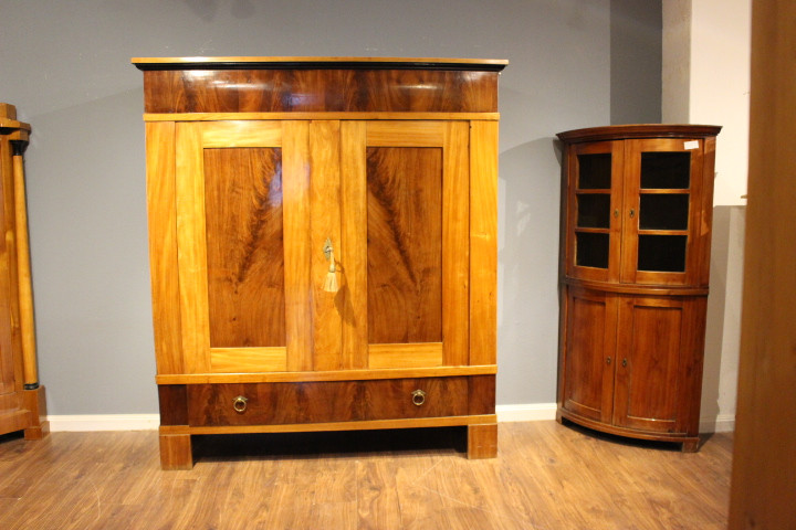 Großer Schrank Biedermeier Mahagoni mit Schublade (Art.-Nr.: 04380)