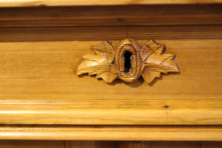 großes Vertiko, Anrichte Kiefer antik viertürig Schweden (Art.-Nr. 03605)