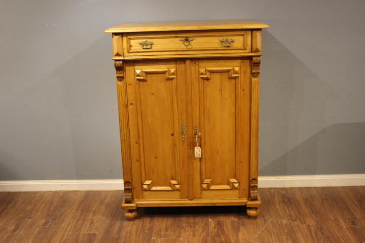 Großes zweitüriges Vertiko, Kiefer (Art.-Nr. 03705)