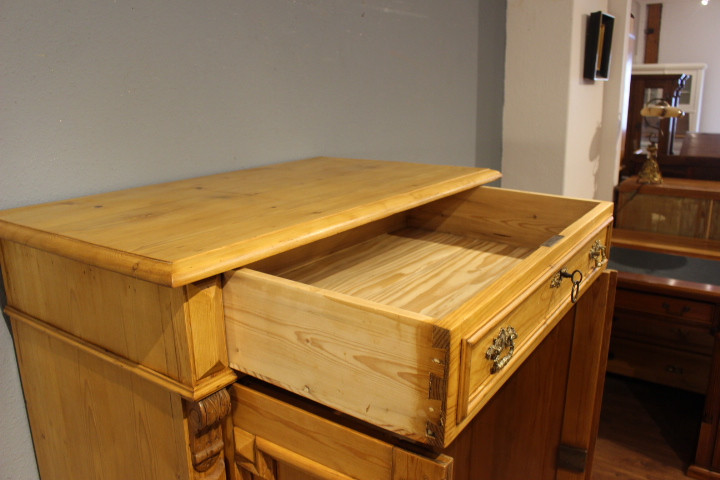 Großes zweitüriges Vertiko, Kiefer (Art.-Nr. 03705)