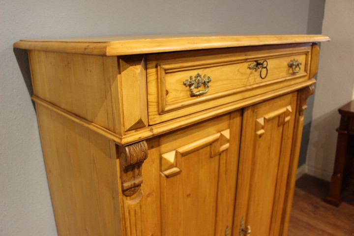 Großes zweitüriges Vertiko, Kiefer (Art.-Nr. 03705)