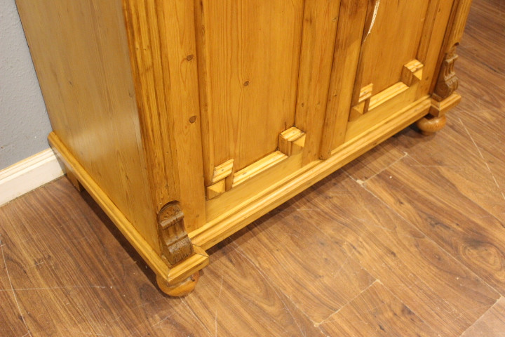 Großes zweitüriges Vertiko, Kiefer (Art.-Nr. 03705)