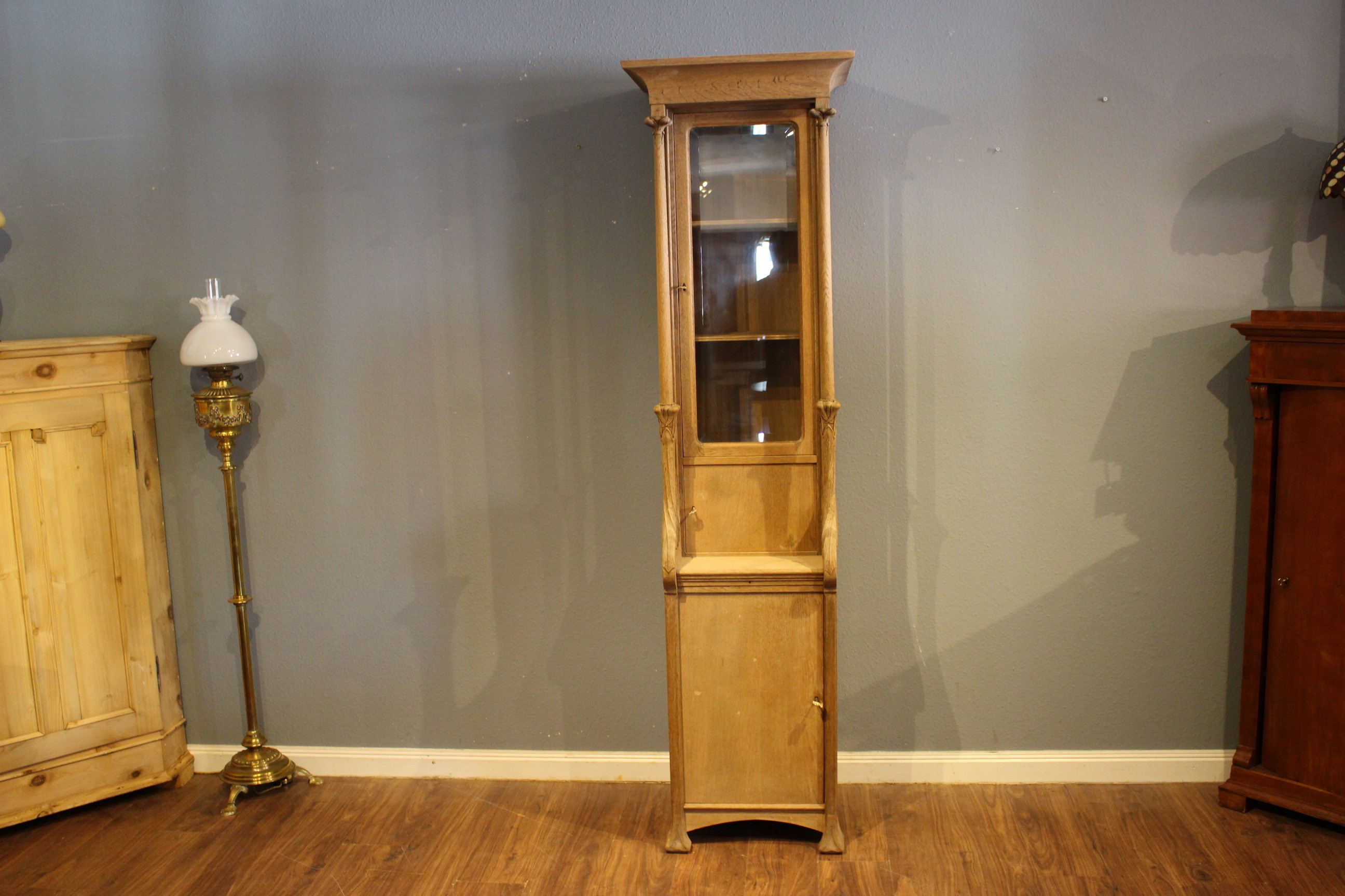 extravagante schmale Vitrine, Jugendstil