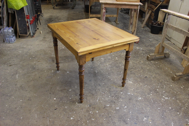 Kiefer antik,  Esstisch, Küchentisch ausziehbar aus der Gründerzeit (Art.-Nr.: 03809)