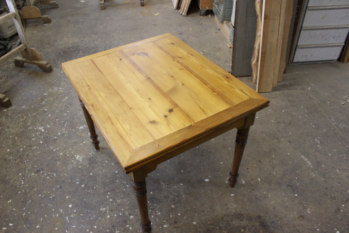Kiefer antik,  Esstisch, Küchentisch ausziehbar aus der Gründerzeit (Art.-Nr. 03809)