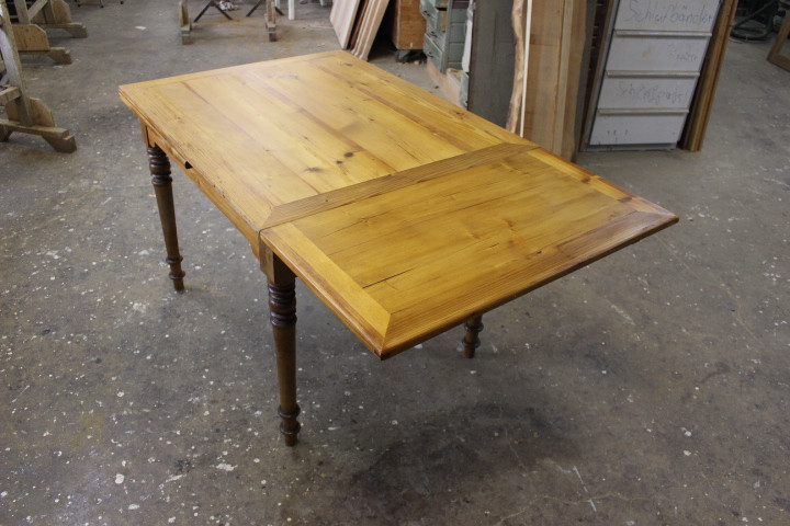 Kiefer antik,  Esstisch, Küchentisch ausziehbar aus der Gründerzeit (Art.-Nr. 03809)
