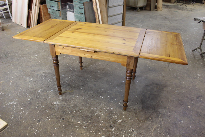 Kiefer antik,  Esstisch, Küchentisch ausziehbar aus der Gründerzeit (Art.-Nr. 03809)