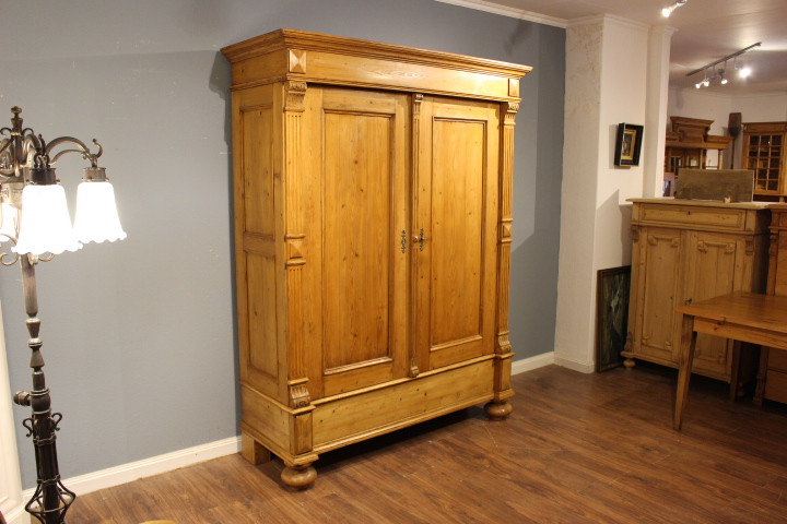 Kiefer antik, großer Kleiderschrank aus der Gründerzeit, zerlegbar (Art.-Nr. 03881)