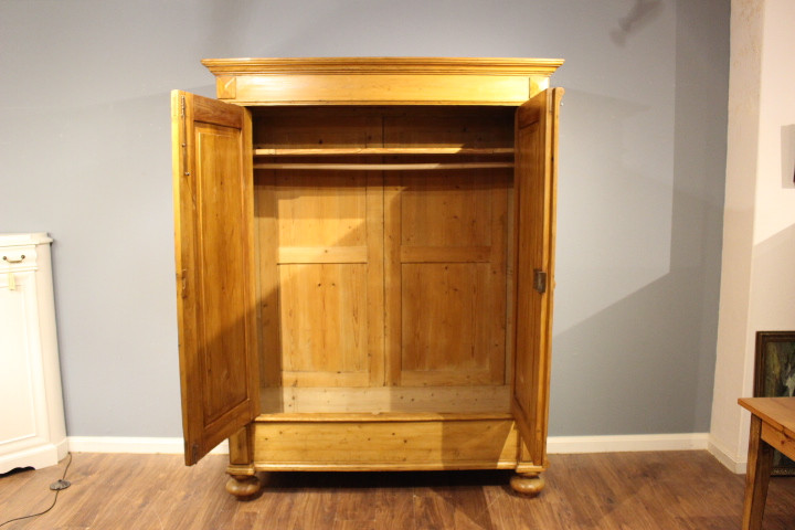 Kiefer antik, großer Kleiderschrank aus der Gründerzeit, zerlegbar (Art.-Nr. 03881)