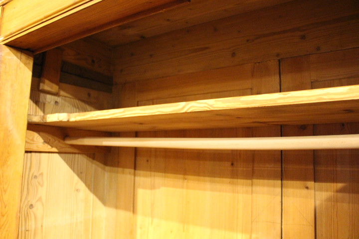 Kiefer antik, großer Kleiderschrank aus der Gründerzeit, zerlegbar (Art.-Nr. 03881)