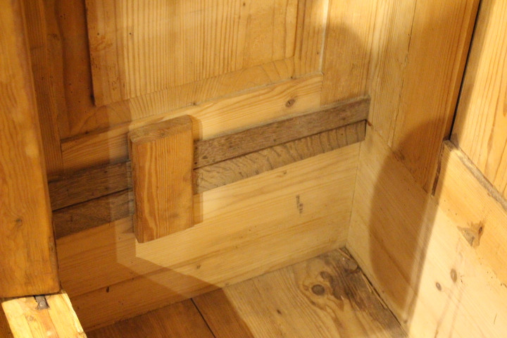 Kiefer antik, großer Kleiderschrank aus der Gründerzeit, zerlegbar (Art.-Nr. 03881)