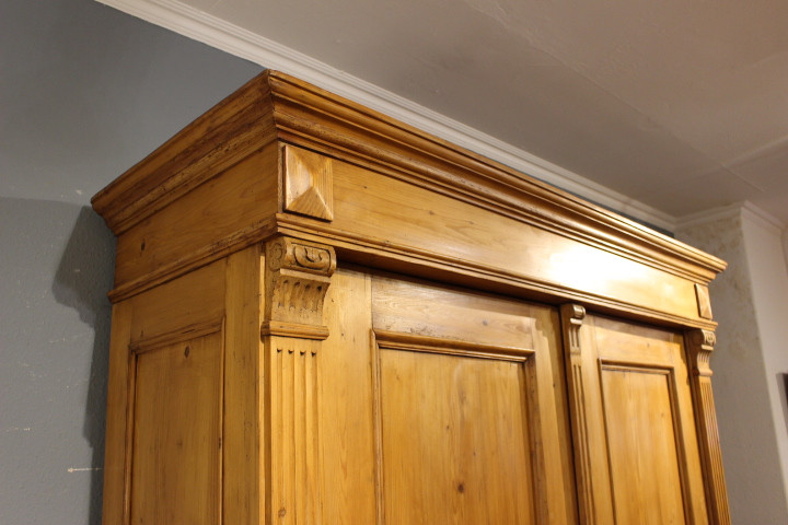 Kiefer antik, großer Kleiderschrank aus der Gründerzeit, zerlegbar (Art.-Nr. 03881)
