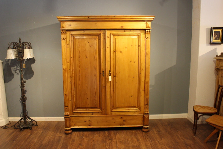 Kiefer antik, Kleiderschrank aus der Gründerzeit, zerlegbar (Art.-Nr.: 03329)