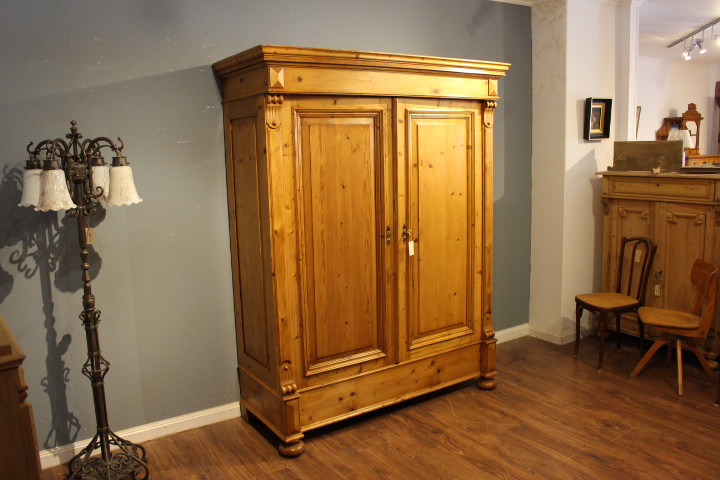Kiefer antik, Kleiderschrank aus der Gründerzeit, zerlegbar (Art.-Nr. 03329)