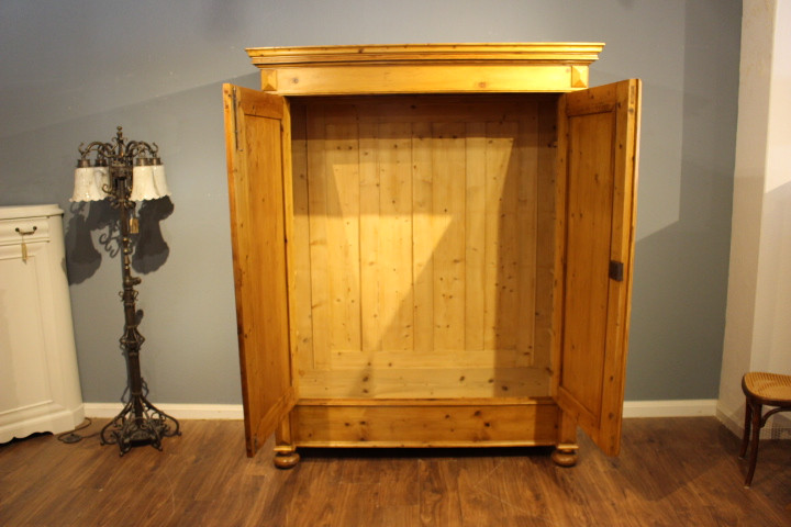 Kiefer antik, Kleiderschrank aus der Gründerzeit, zerlegbar (Art.-Nr. 03329)