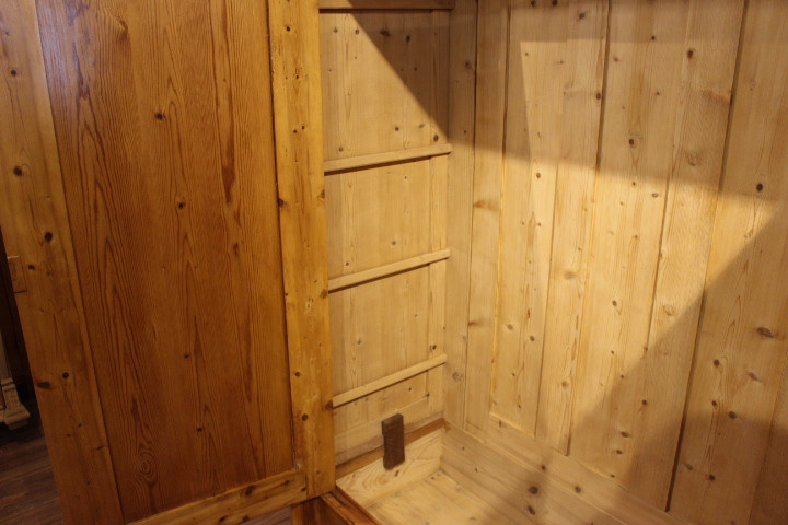 Kiefer antik, Kleiderschrank aus der Gründerzeit, zerlegbar (Art.-Nr. 03329)