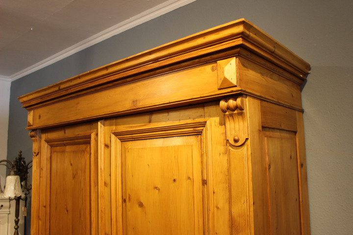 Kiefer antik, Kleiderschrank aus der Gründerzeit, zerlegbar (Art.-Nr. 03329)