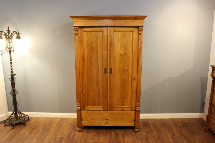 Kiefer antik, Wäscheschrank aus der Gründerzeit, zerlegbar (Art.-Nr.: 04724)
