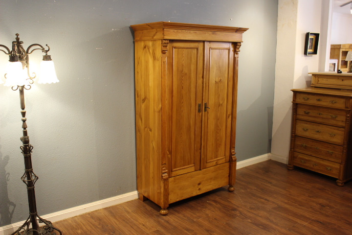 Kiefer antik, Wäscheschrank aus der Gründerzeit, zerlegbar (Art.-Nr. 04724)