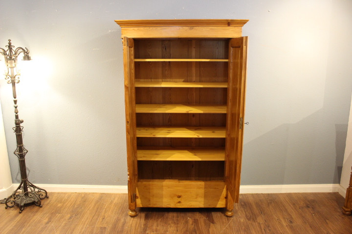 Kiefer antik, Wäscheschrank aus der Gründerzeit, zerlegbar (Art.-Nr. 04724)