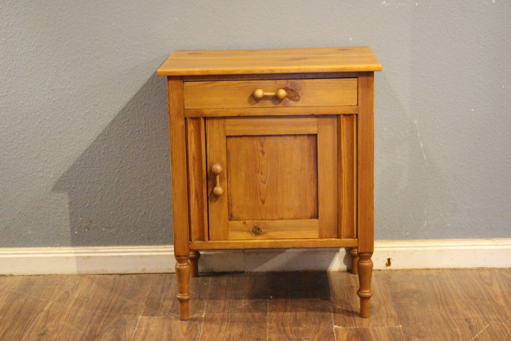  antike Kommoden Vertikos Waschkommoden Nachtschränke 