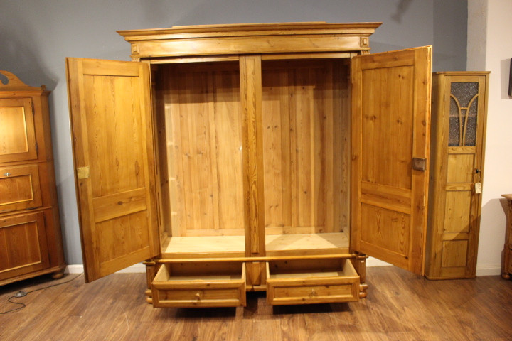 Kiefernholzschrank mit Schubladen, Gründerzeit (Art.-Nr. 05023)