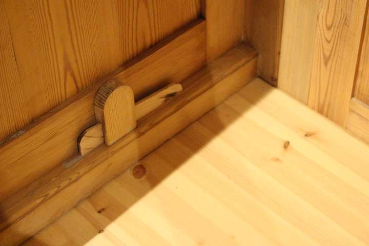 Kiefernholzschrank mit Schubladen, Gründerzeit (Art.-Nr. 05023)