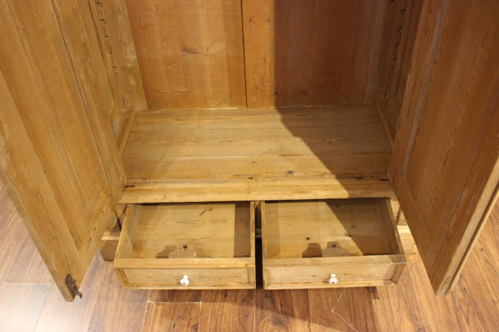 Kiefernholzschrank mit Schubladen Gründerzeit (Art.-Nr. 05250)