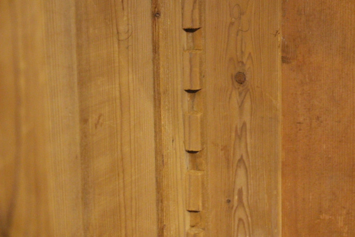 Kiefernholzschrank mit Schubladen Gründerzeit (Art.-Nr. 05250)