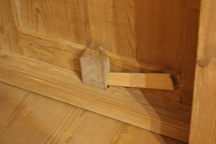 Kiefernholzschrank mit Schubladen Gründerzeit (Art.-Nr. 05250)