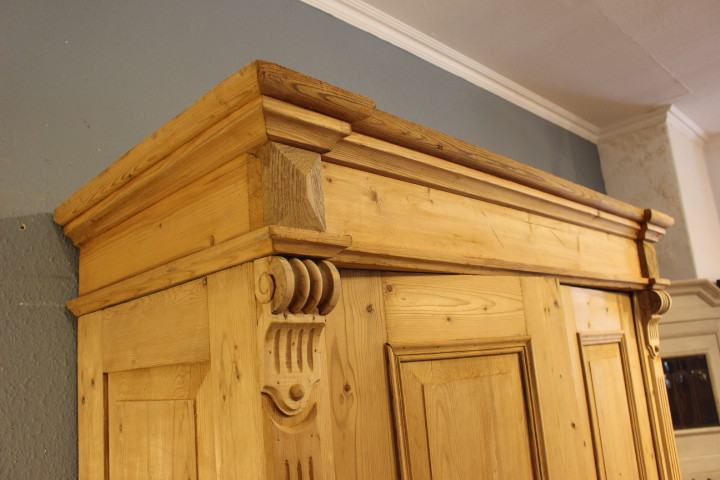 Kiefernholzschrank mit Schubladen Gründerzeit (Art.-Nr. 05250)