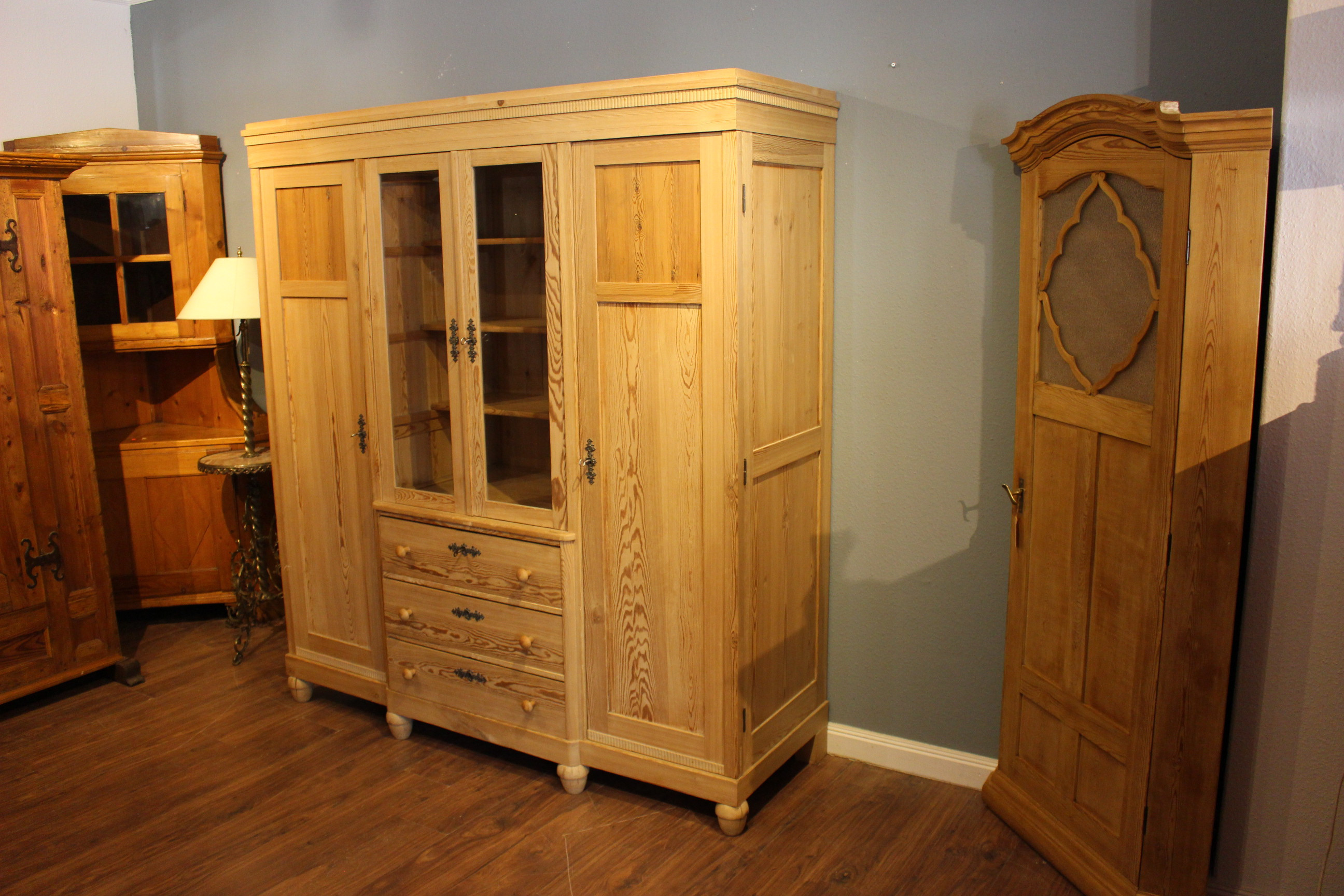 Kleiderschrank mit Kommodeneinsatz und  Vitrineteil, Art deco (Art.-Nr. 04040)