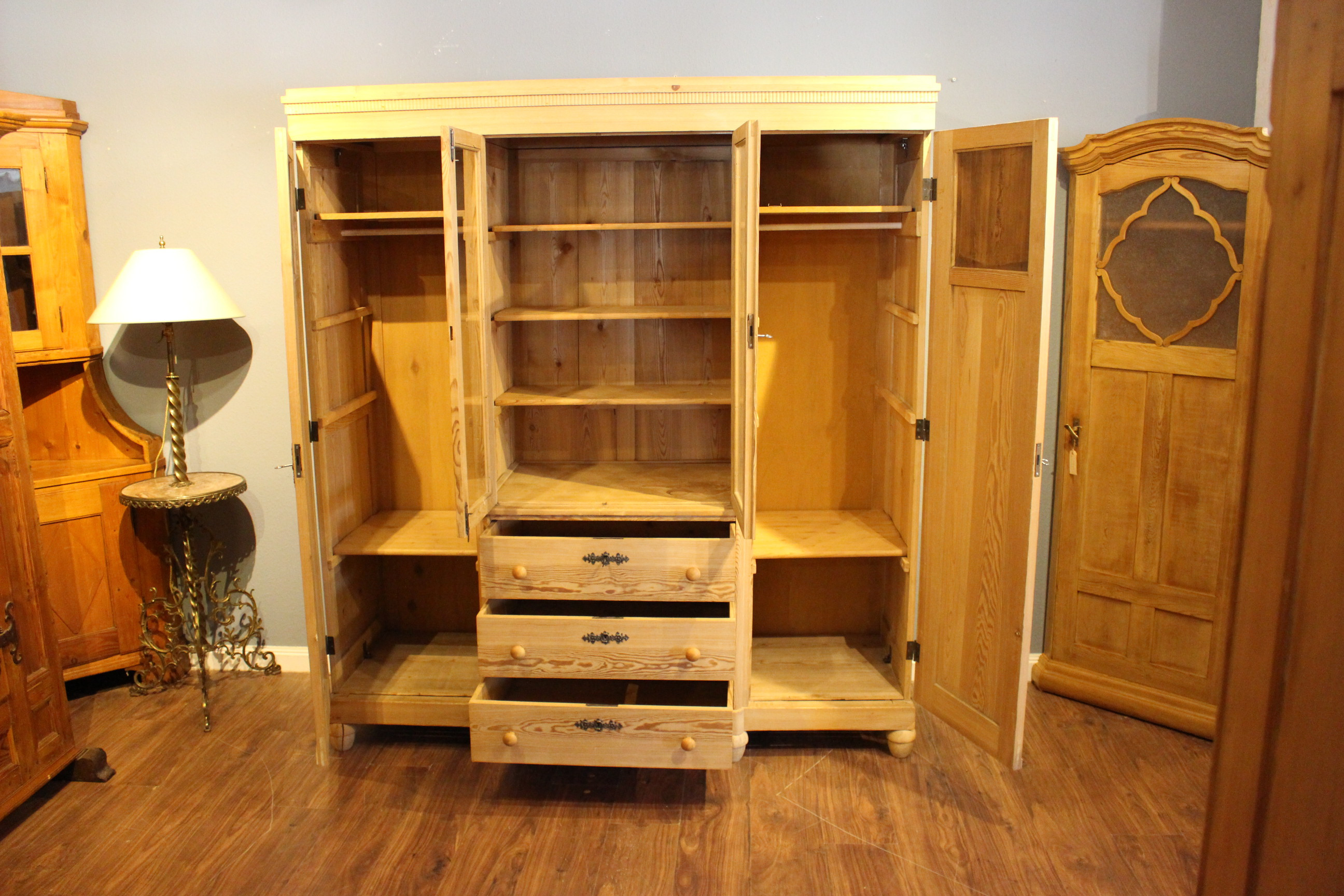 Kleiderschrank mit Kommodeneinsatz und  Vitrineteil, Art deco (Art.-Nr. 04040)