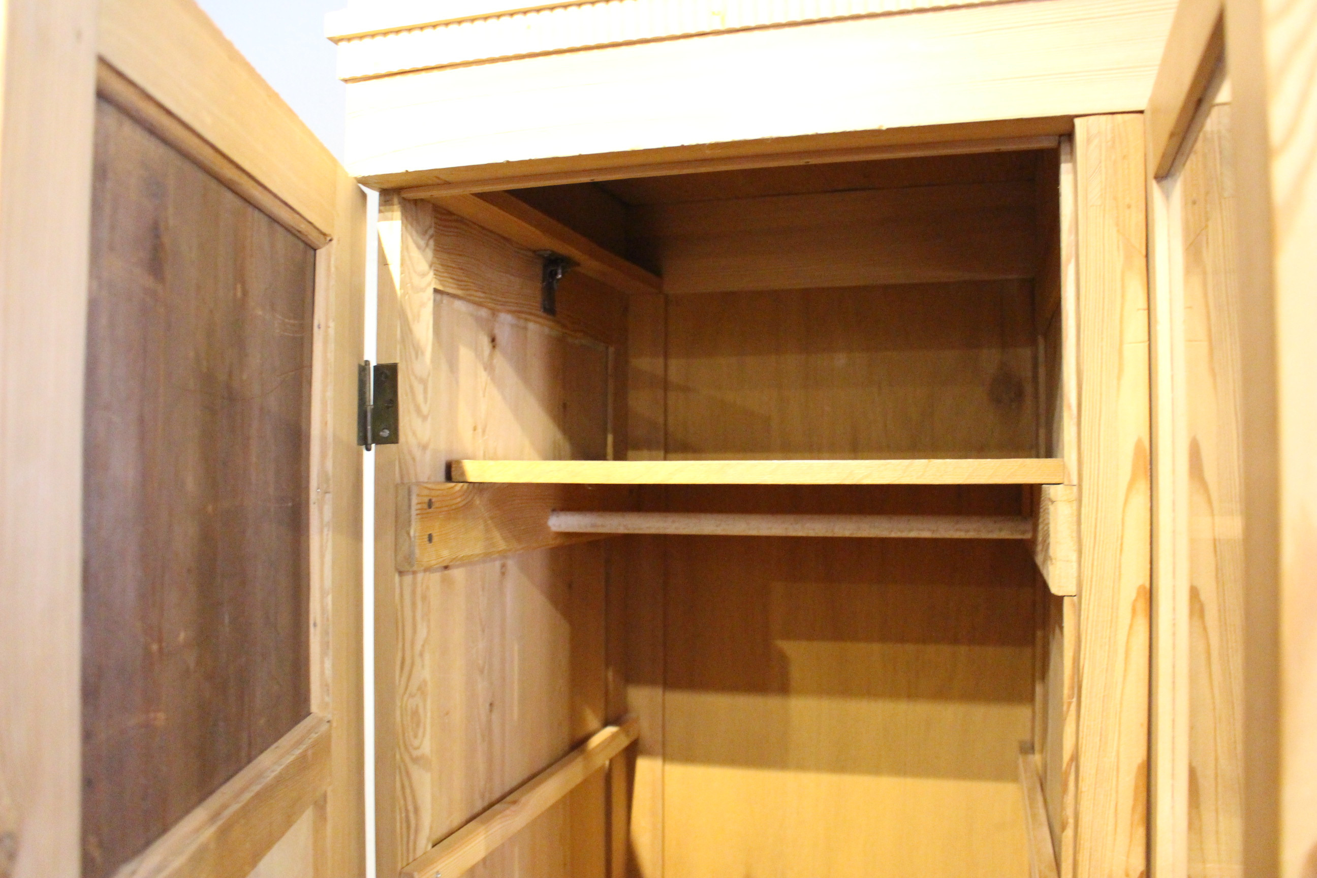 Kleiderschrank mit Kommodeneinsatz und  Vitrineteil, Art deco (Art.-Nr. 04040)