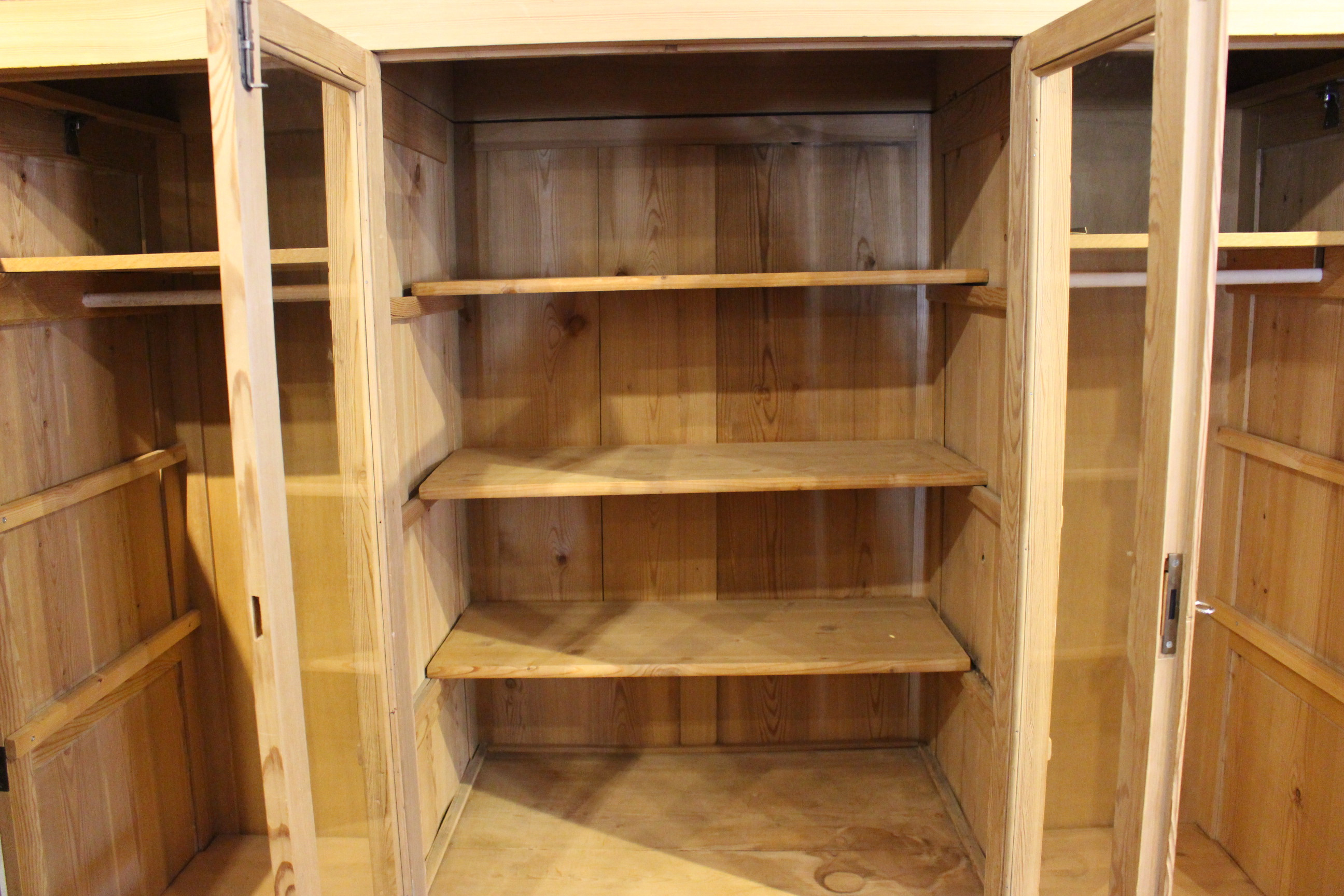Kleiderschrank mit Kommodeneinsatz und  Vitrineteil, Art deco (Art.-Nr. 04040)