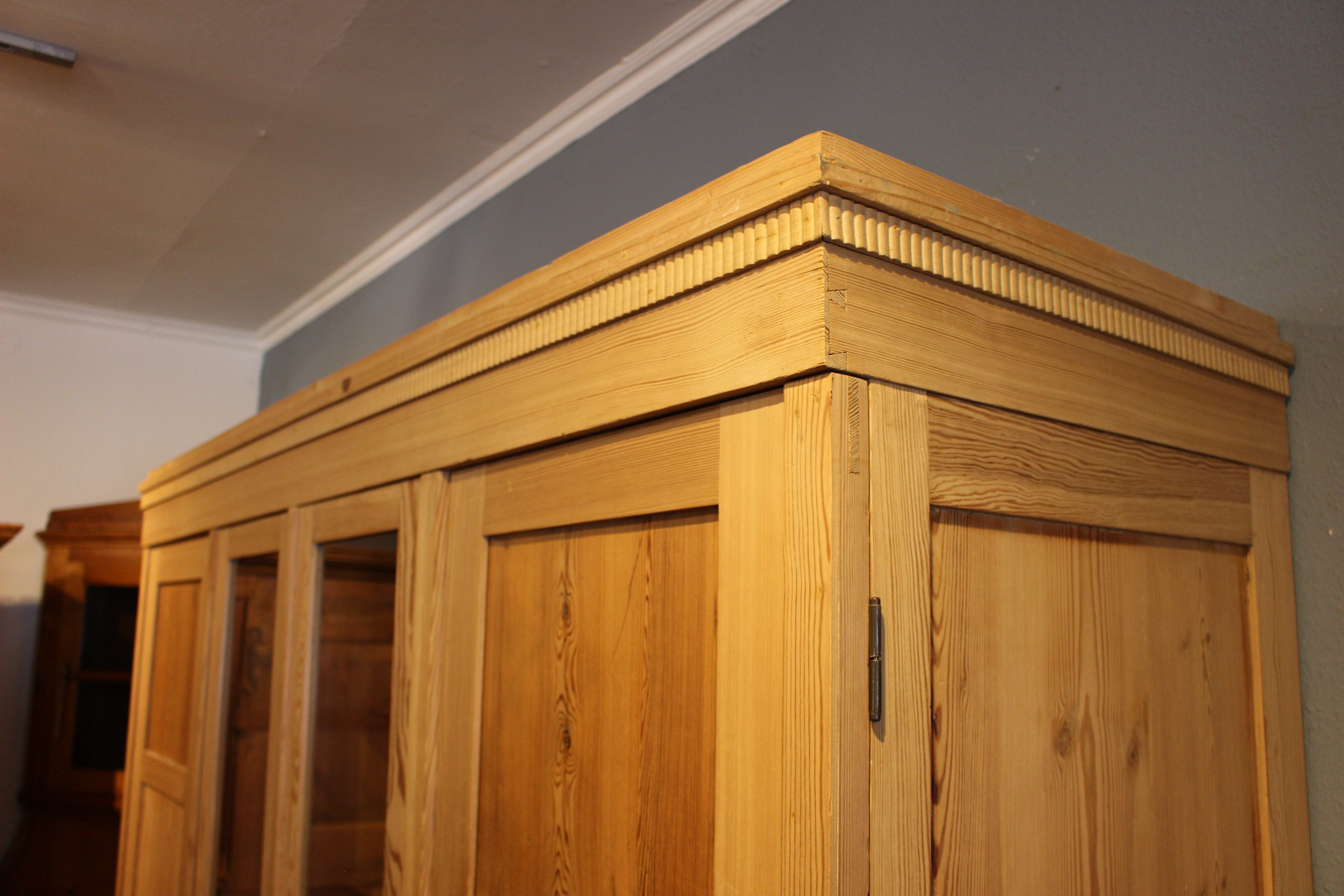 Kleiderschrank mit Kommodeneinsatz und  Vitrineteil, Art deco (Art.-Nr. 04040)