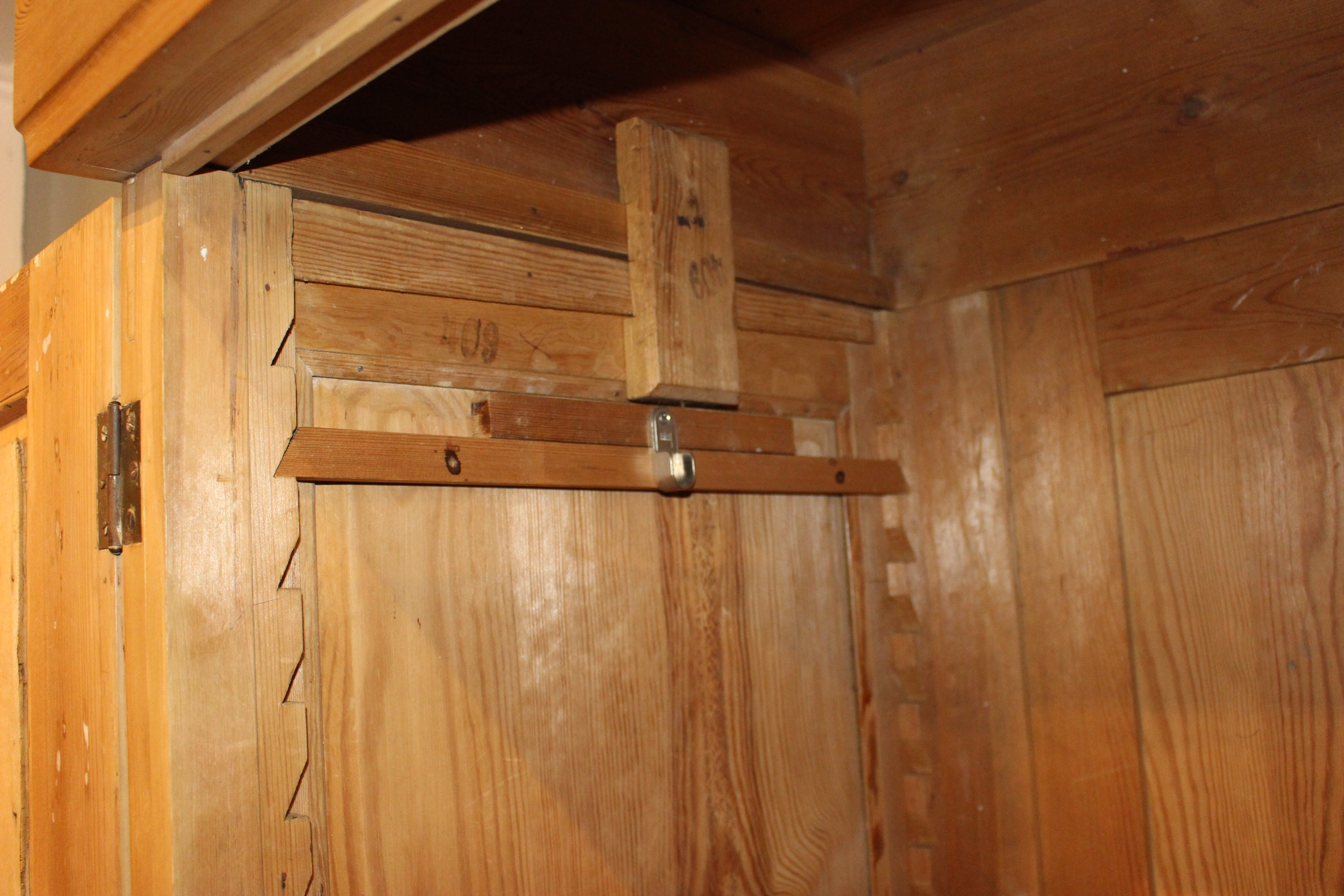 Kleiderschrank, Spiegelschrank, Jugendstil, Kiefer antik (Art.-Nr. 04039)