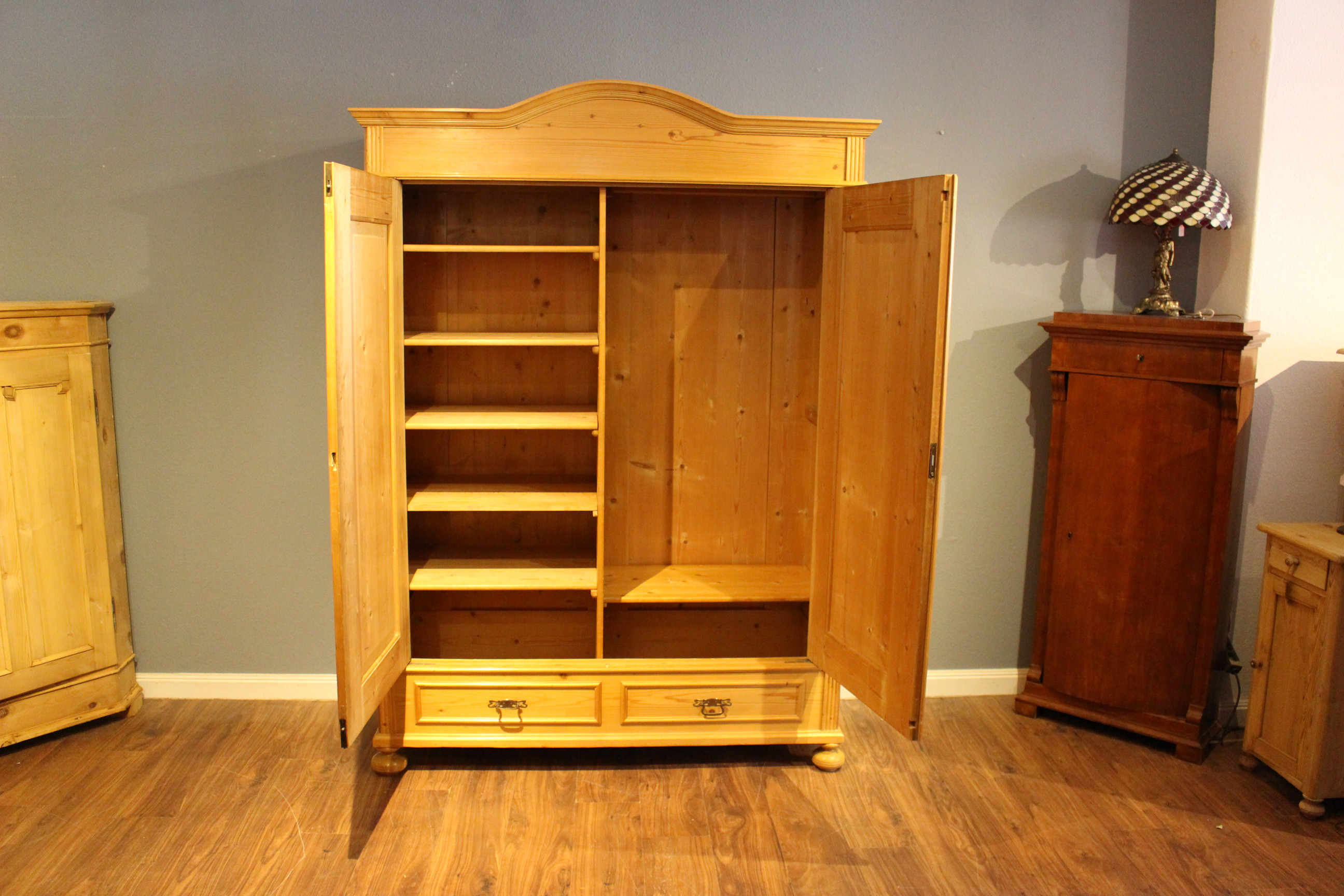 Kleiderschrank, Wäscheschrank, Jugendstil, zweitürig  mit Rundbogen (Art.-Nr. 03825)