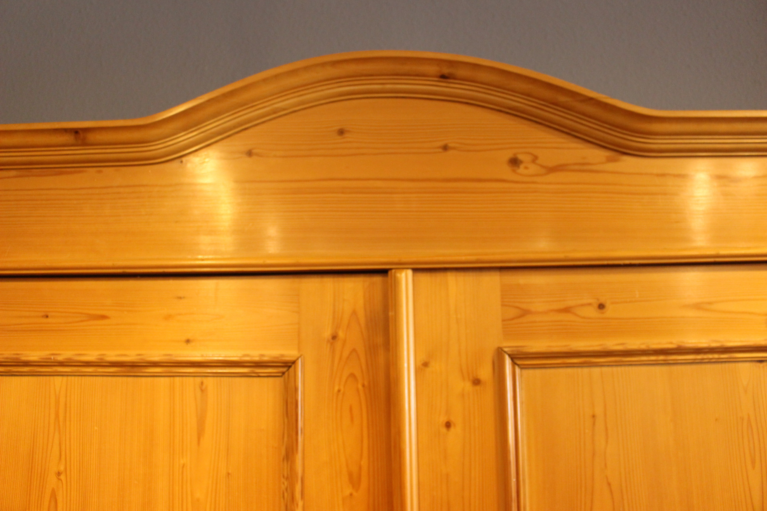 Kleiderschrank, Wäscheschrank, Jugendstil, zweitürig  mit Rundbogen (Art.-Nr. 03825)